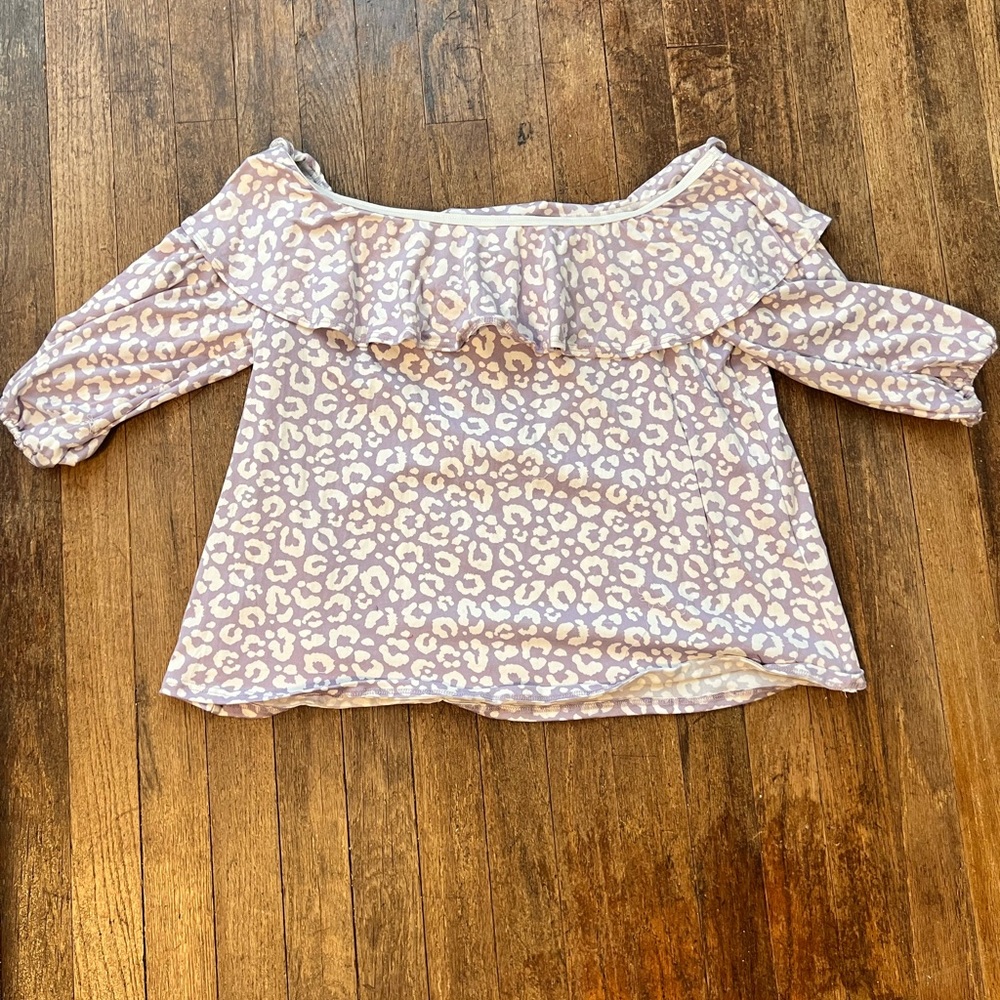 Vine and Love Off the shoulder top, Size Medium